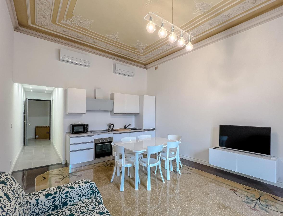 Appartamenti In Villa Del '900 瓦拉泽 外观 照片