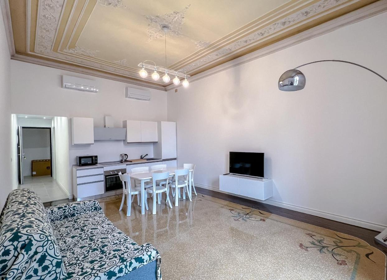Appartamenti In Villa Del '900 瓦拉泽 外观 照片